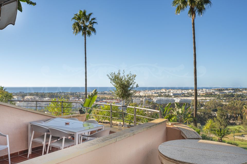 Extraordinario apartamento con vistas al mar muy reformado, en Magna Marbella