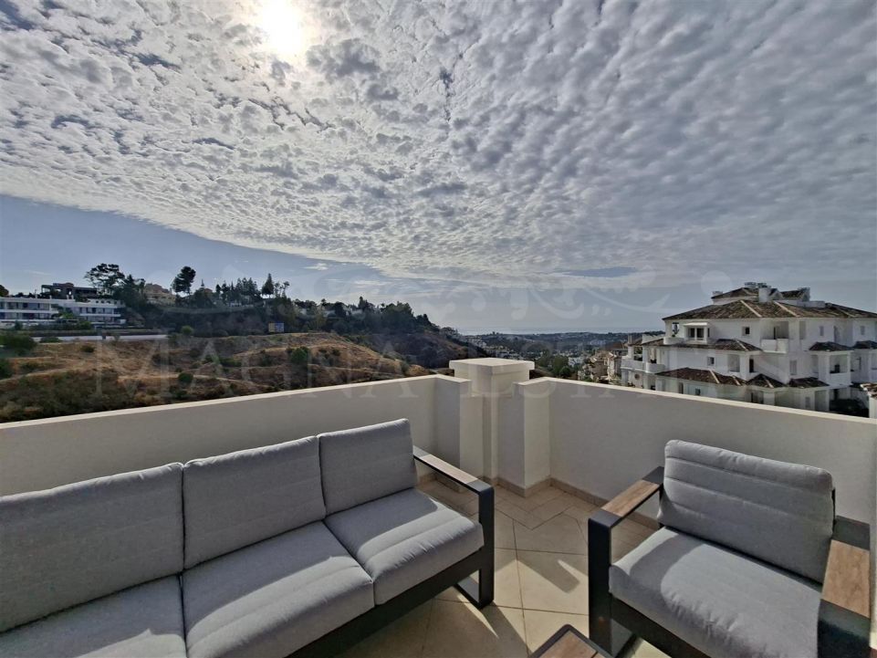Penthouse in Nueva Andalucia with stunning sea views