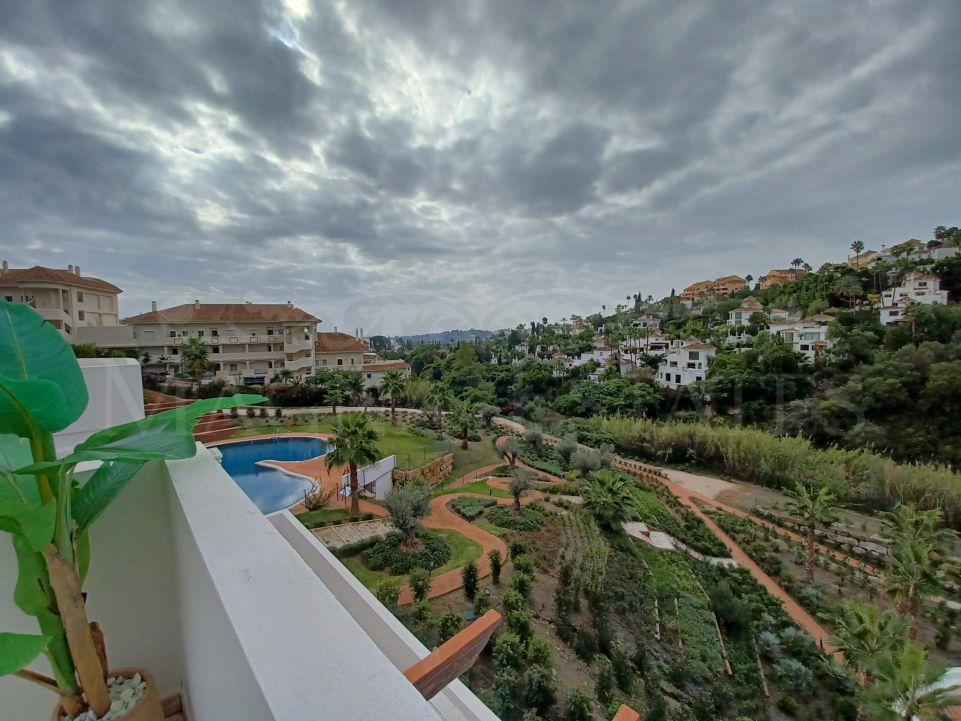 Duplex penthouse in Nueva Andalucia with stunning sea views