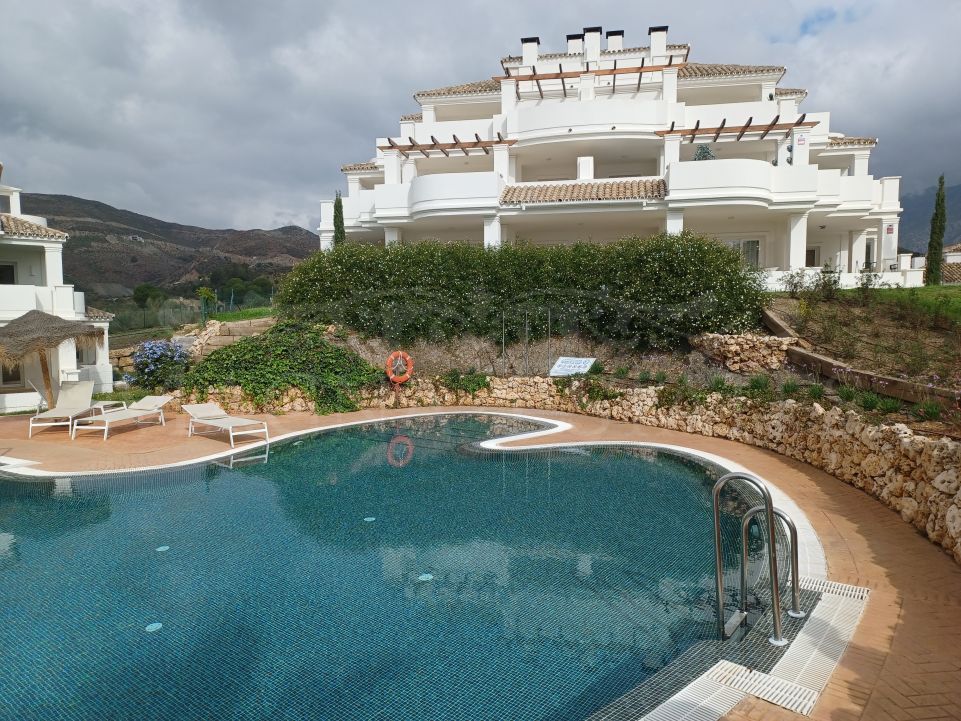 Duplex penthouse in Nueva Andalucia with stunning sea views