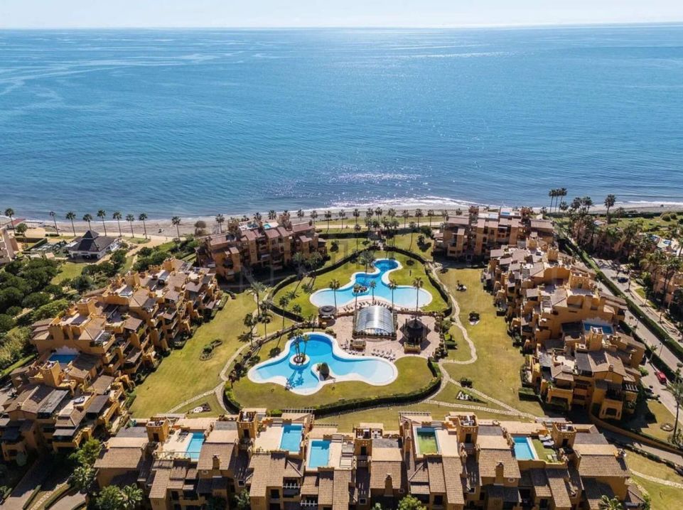 3 bedroom apartment on the beachfront between Marbella and Estepona