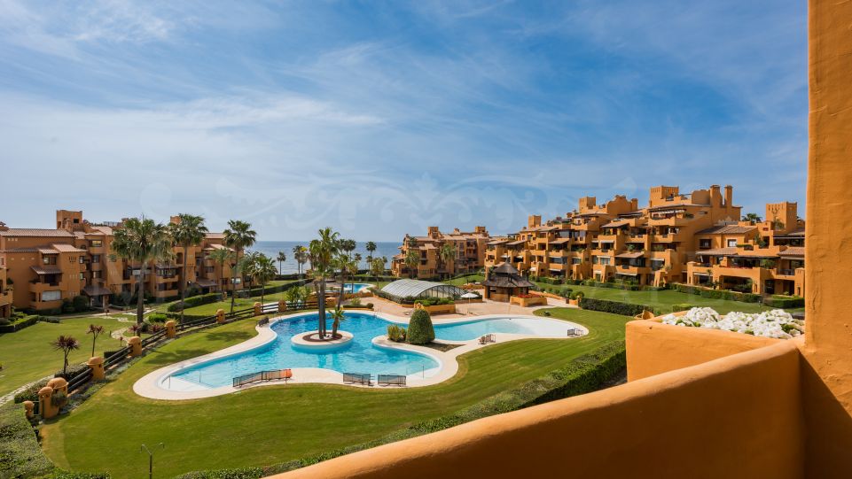 3 bedroom apartment on the beachfront between Marbella and Estepona