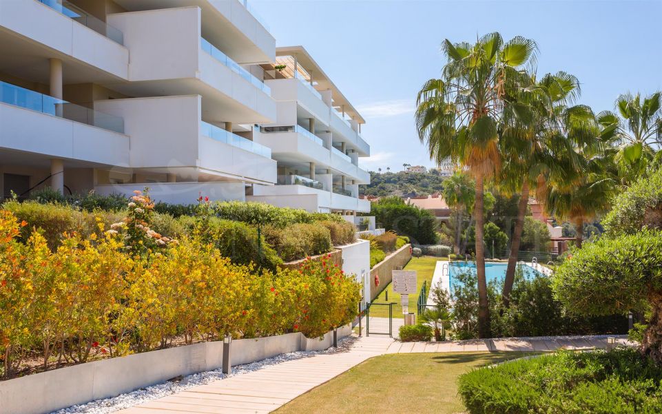 Apartamento a estrenar con impresionantes vistas sobre el mar y el campo de golf &quot;Los Arqueros&quot;, rodeado árboles en la Reserva de Alcuzcuz