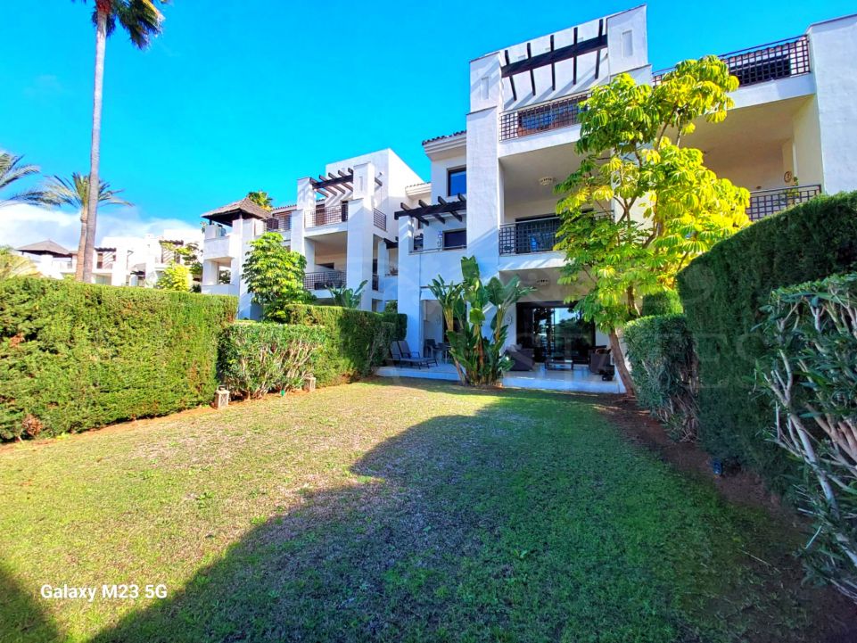 Nice ground floor apartment with private garden in El Paraiso area