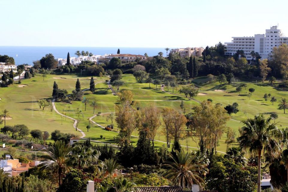 ¡Una lujosa casa con vistas impresionante al mar en una comunidad exclusiva!