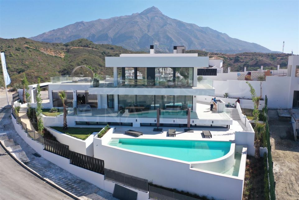 Extraordinaria villa a estrenar con vistas panorámicas en Nueva Andalucía