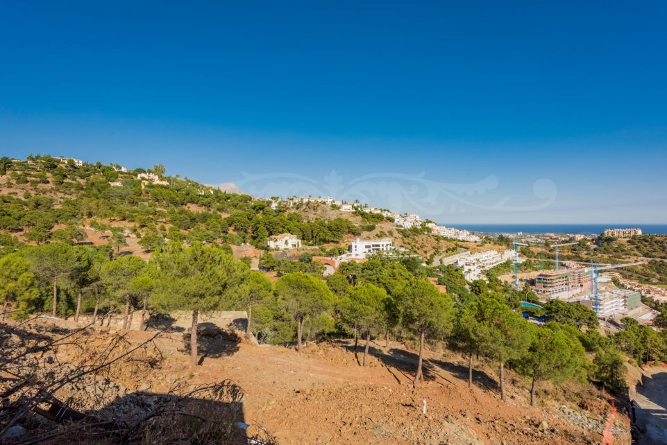 Plot with project and sea views in Benahavís