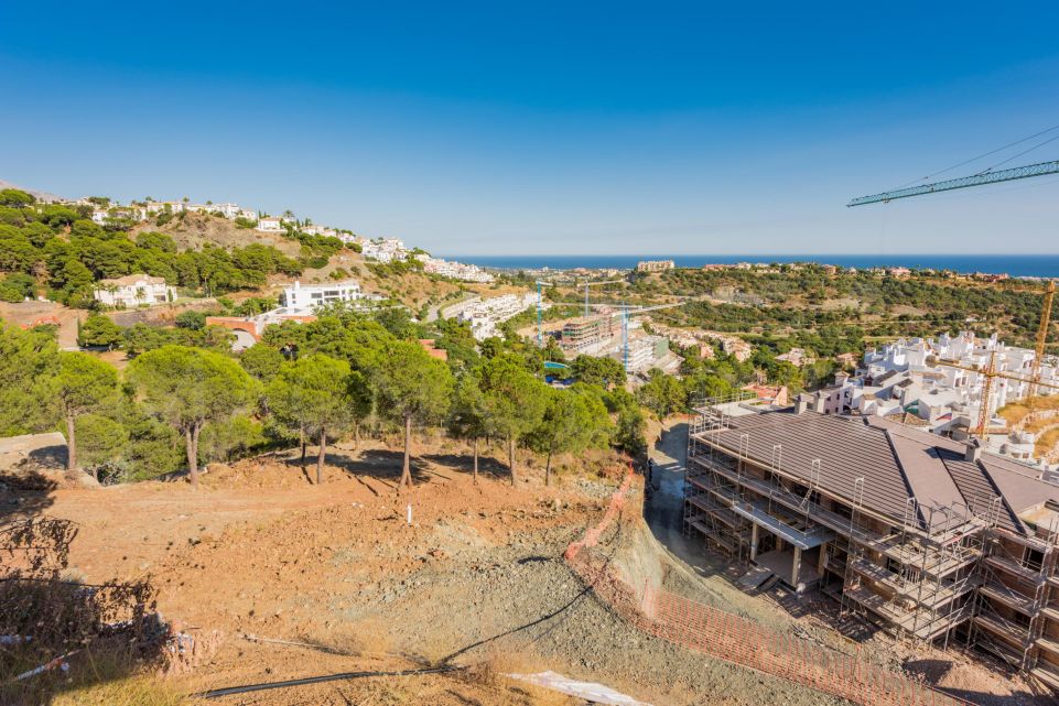 Plot with project and sea views in Benahavís