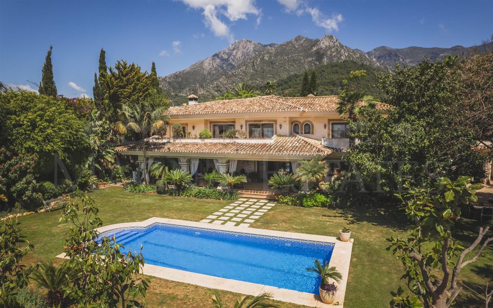 Large family villa in the center of Marbella, with sea views