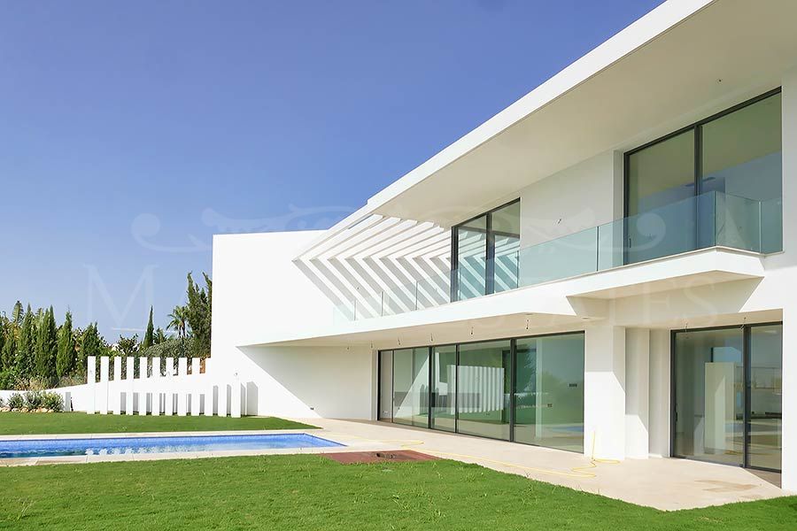 Extraordinaria villa a estrenar con vistas al mar en La Alquería, Benahavís