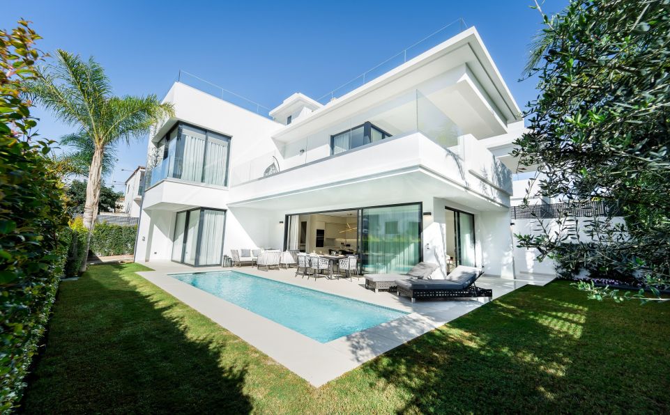 Brand new villa on the Golden Mile of Marbella, on the second line of the beach