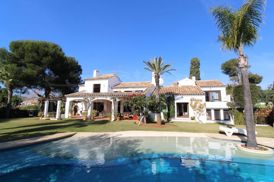 Andalusian style villa 100 meters from the beach in Estepona