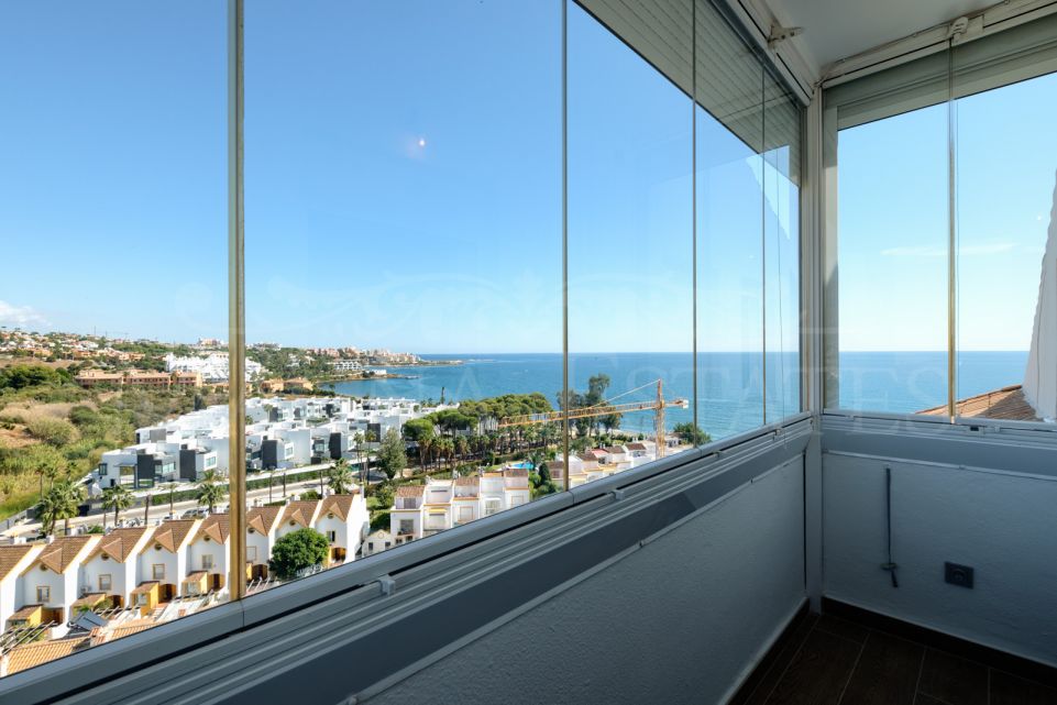 Completely renovated duplex penthouse on the seafront in Estepona