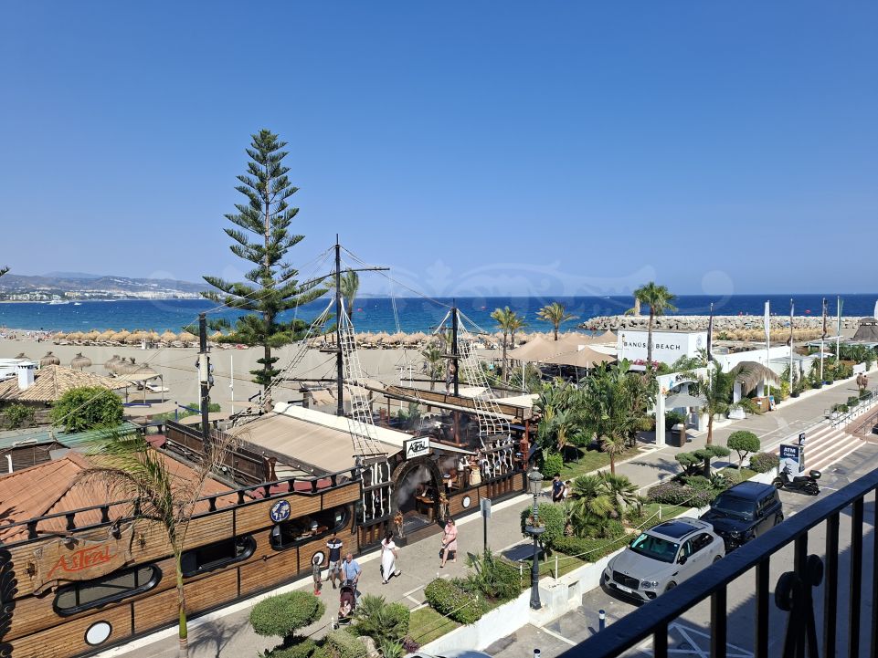 An exceptional beachfront apartment in the heart of Puerto Banús.