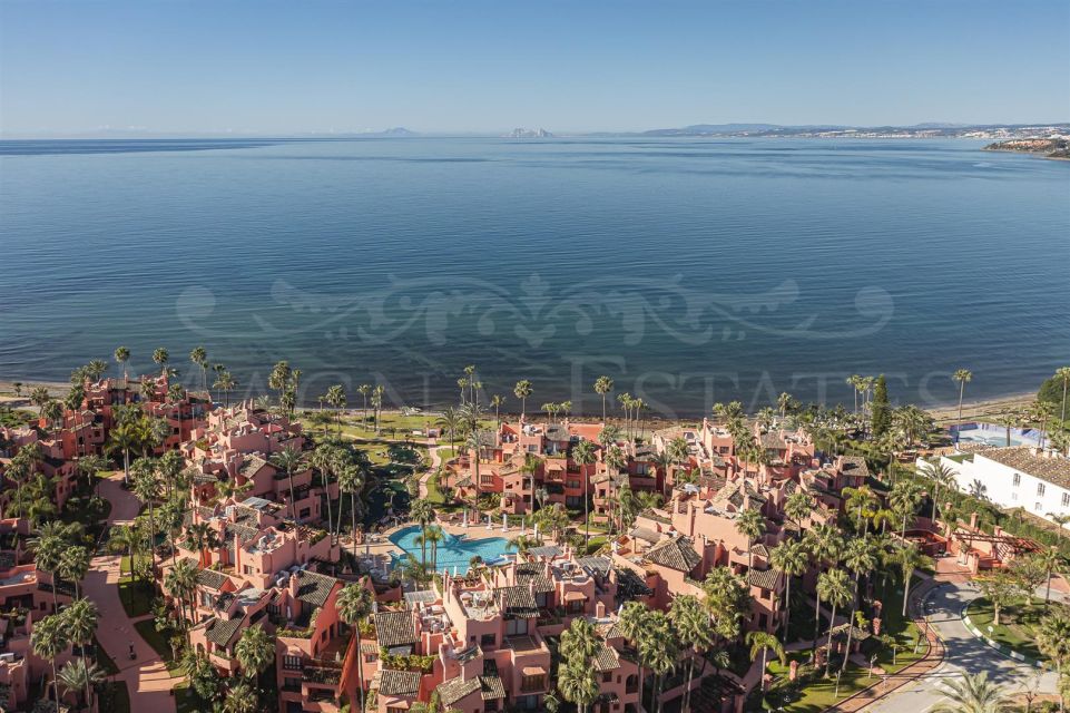 Frontline beach refurbished three-bedroom apartment with sea views in Estepona East