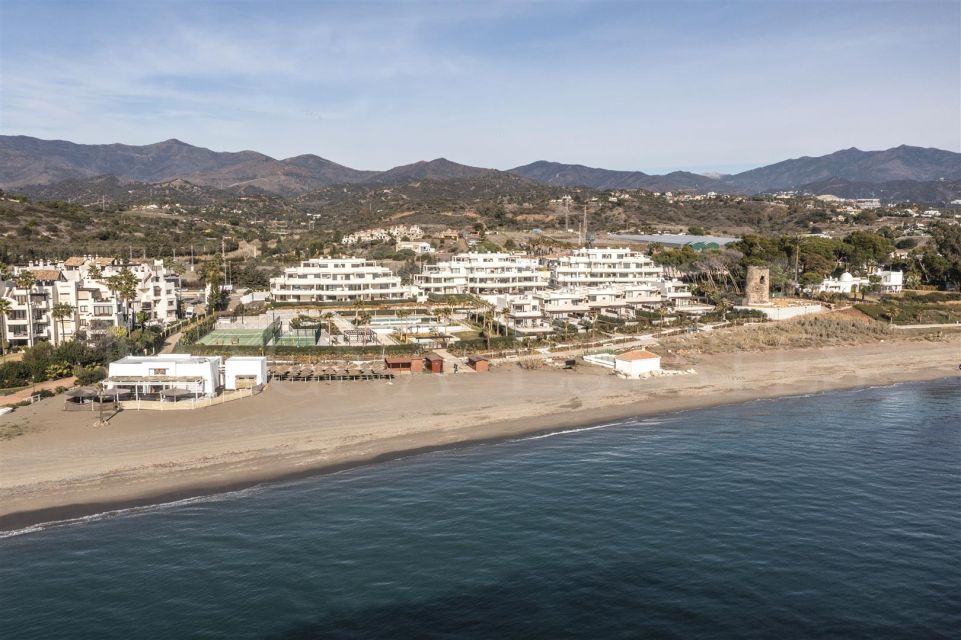Detached villa on the beachfront in Estepona East