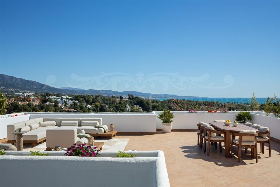 Apartamento Reformado de 2 Dormitorios con Amplia Terraza en Nueva Andalucía, Marbella