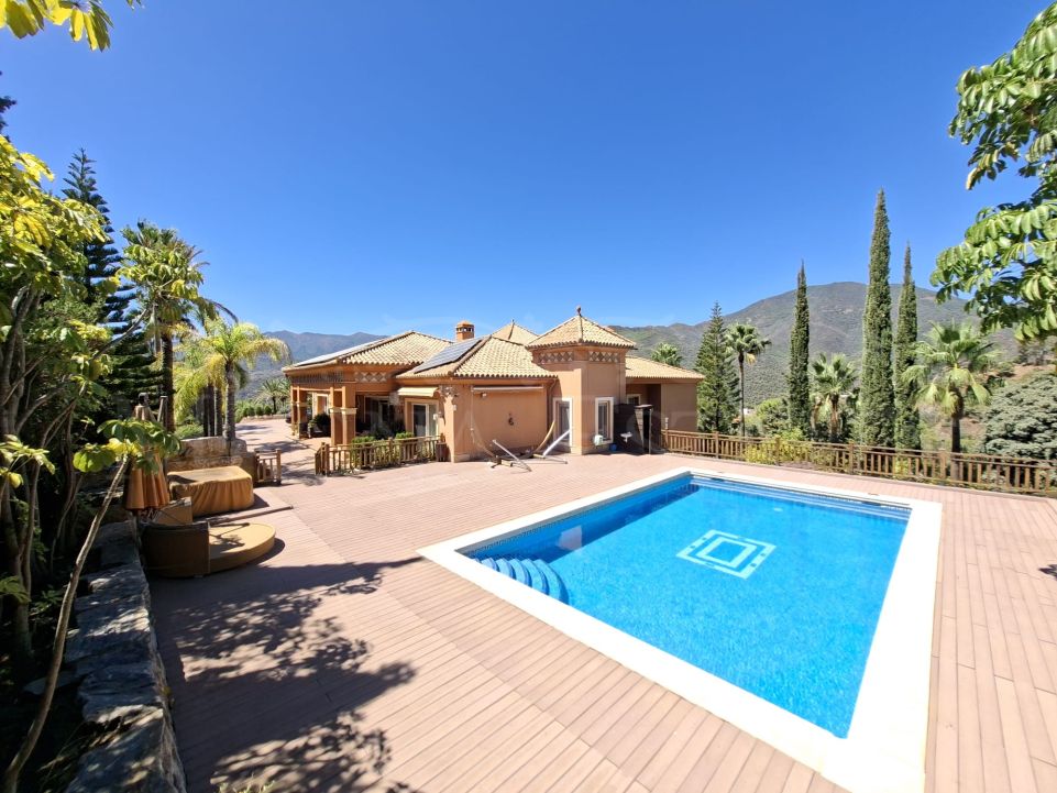 Charming farm with classic luxury villa in Istan´s mountains.