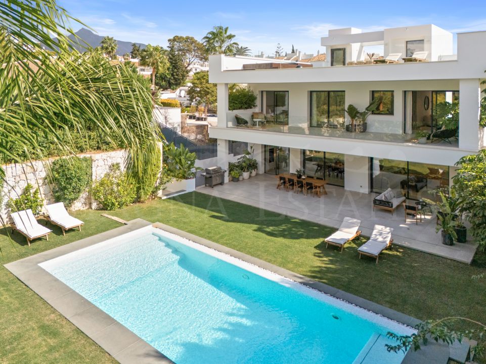Contemporary Villa for Sale in Nueva Andalucia, Marbella