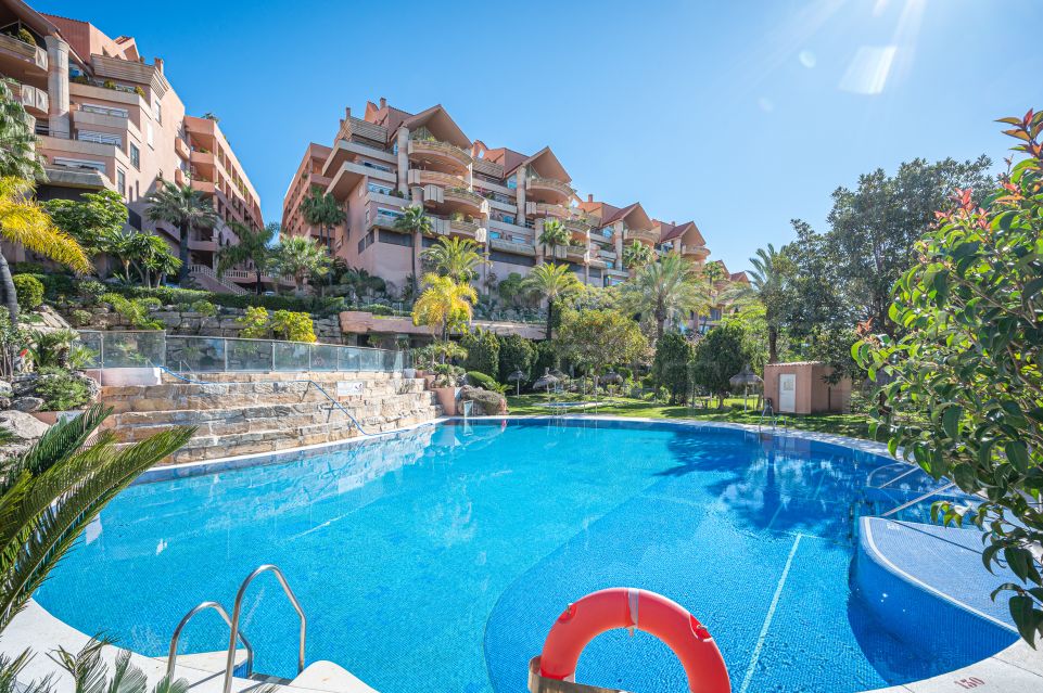 Three-Bedroom Frontline Golf Apartment in Magna Marbella, Nueva Andalucia
