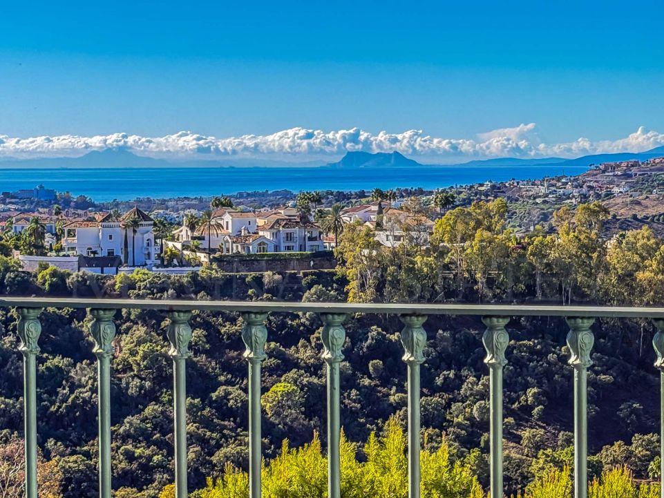 Spacious Two-Bedroom Penthouse with Panoramic Views in Monte Halcones, Benahavis