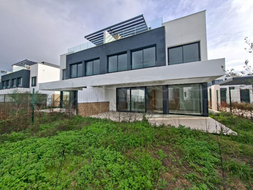 Villa pareada de obra nueva en El Campanario, Estepona Este