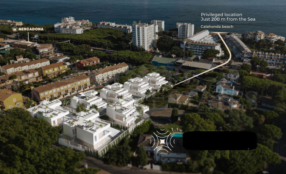 Contemporary Five-Bedroom Villa in Calahonda Playa, Mijas Costa