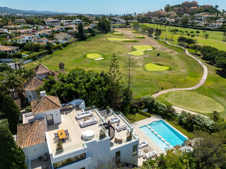 Frontline Golf Villa in Los Naranjos, Nueva Andalucia