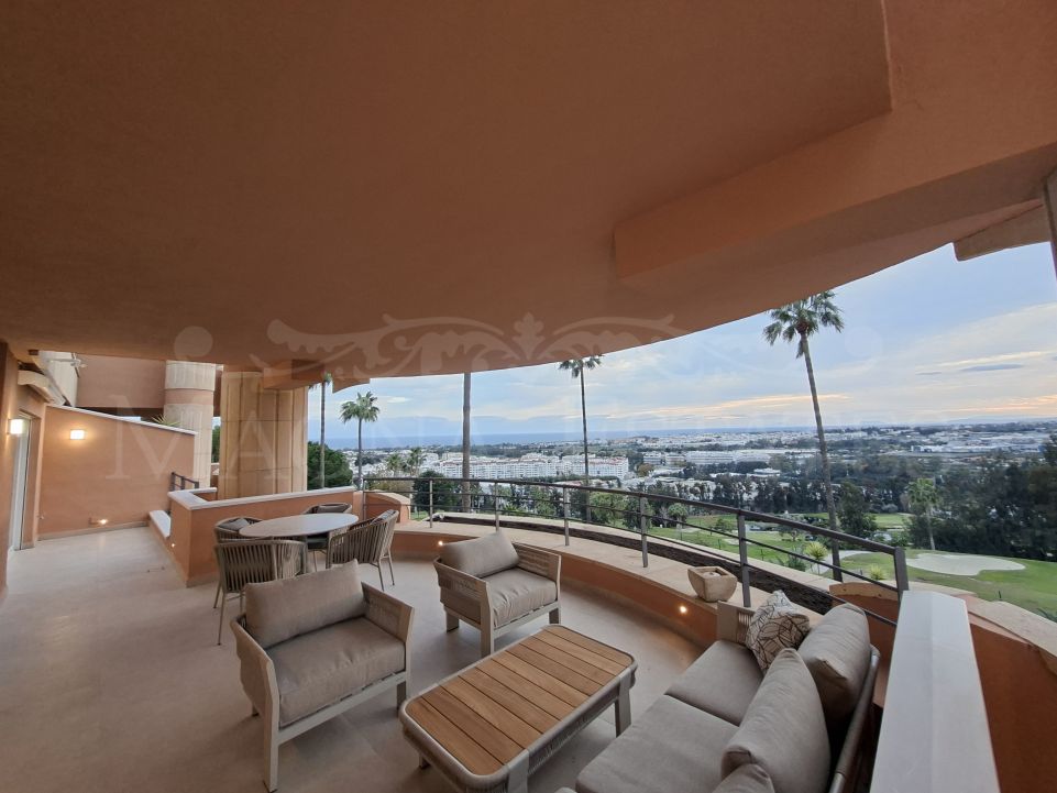 Amplio y elegante apartamento con vistas panorámicas al mar en Magna Marbella