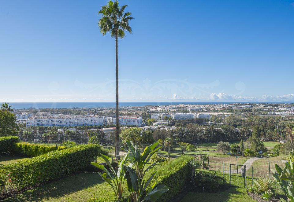 Amplio y elegante apartamento con vistas panorámicas al mar en Magna Marbella