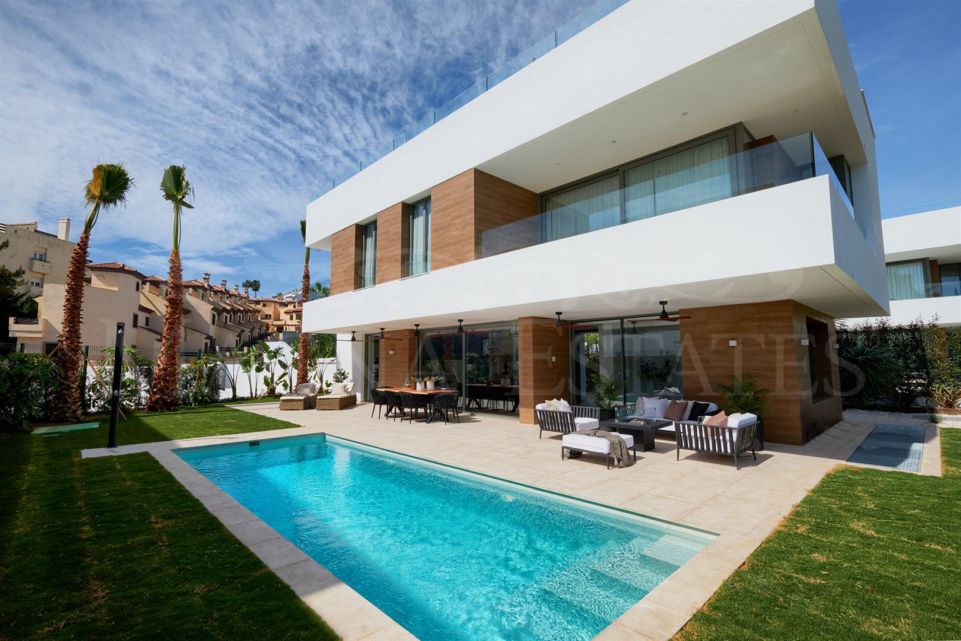 Villa de 6 dormitorios en primera línea de golf en El Campanario, Estepona