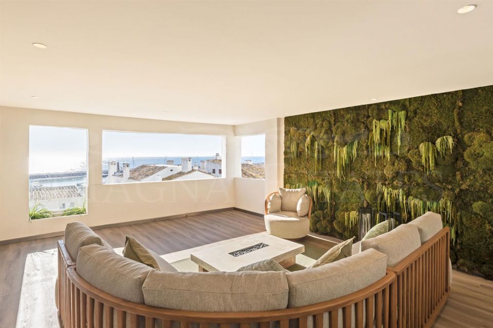 Amplio apartamento reformado en Puerto Banús con vistas al mar y al puerto