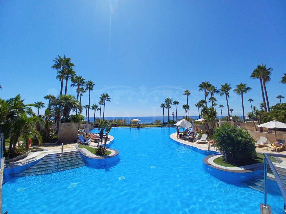 Front Line Beach Apartment in Mar Azul, Estepona East