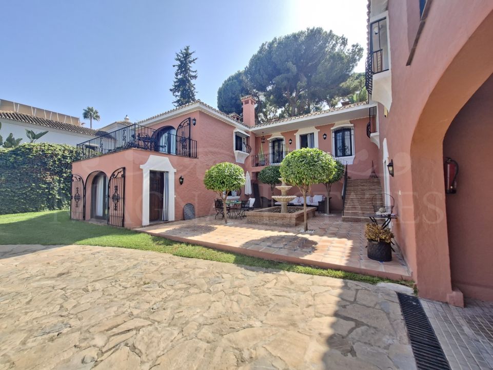 Beautifully Appointed Andalusian Villa with La Concha Views in Golf Valley
