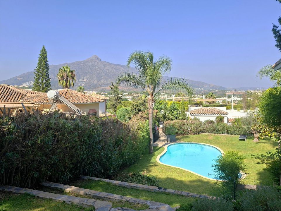 Encantadora Villa Andaluza con vistas majestosas a La Concha en Valle del Golf