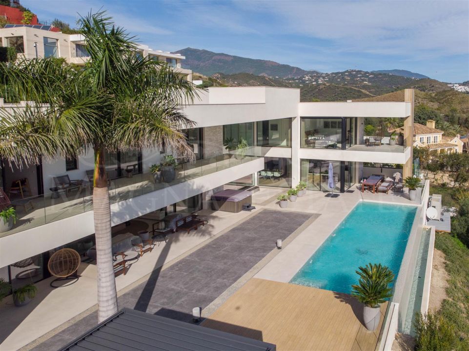 Luxury Five-Bedroom Villa with Panoramic Views in La Alqueria, Benahavis