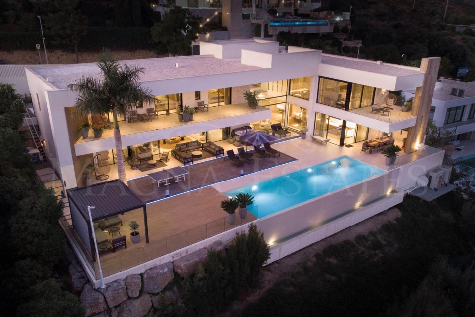 Luxury Five-Bedroom Villa with Panoramic Views in La Alqueria, Benahavis