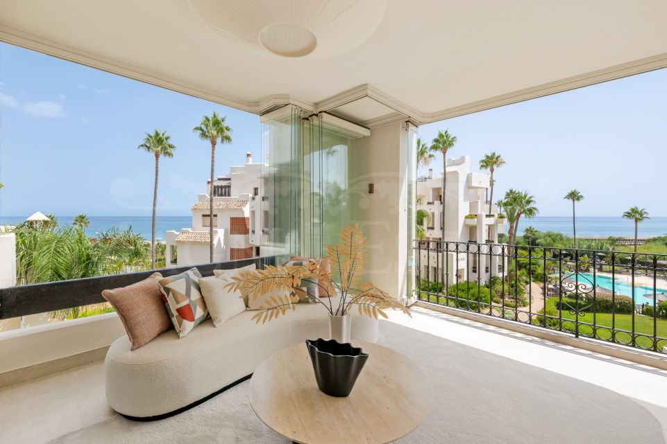 Front Line Beach Apartment in Bahía del Velerín, Estepona East