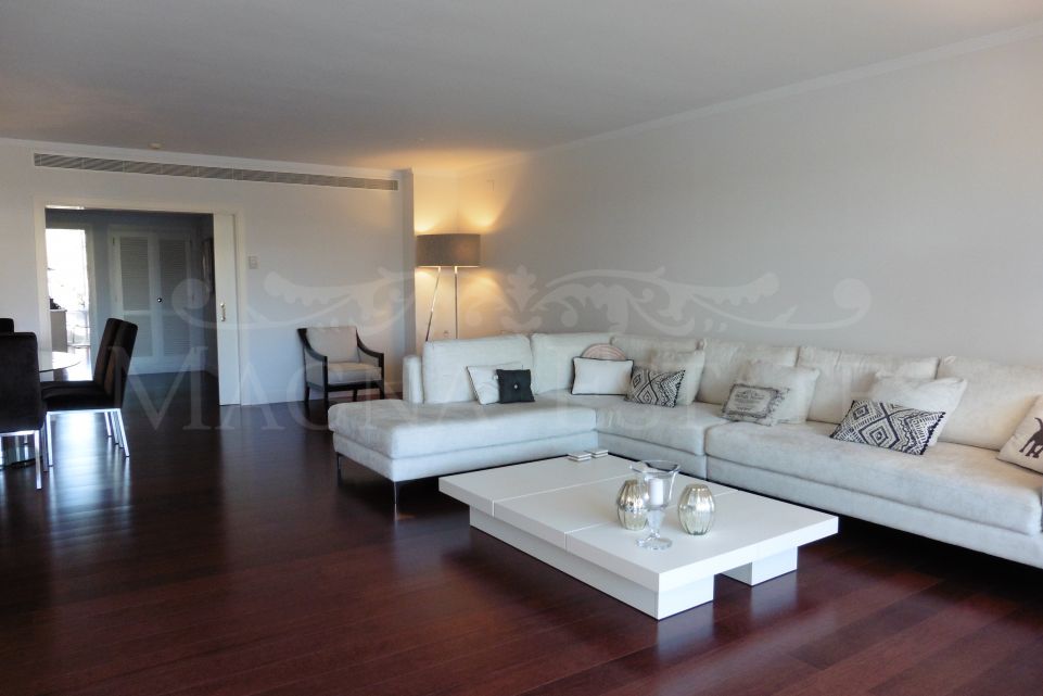 Exclusive apartment with 4 bedrooms and high quality in Nueva Andalucía