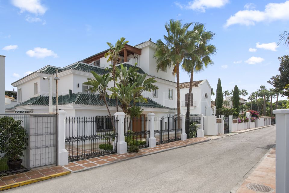 Fully renovated second line beach villa in Puente Romano