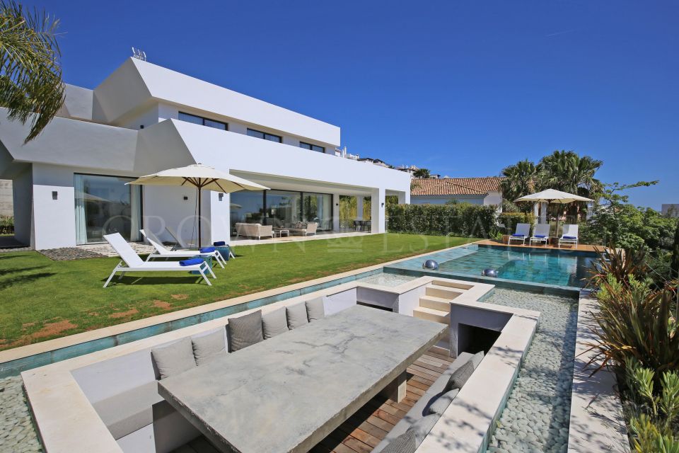 Villa for sale in La Alqueria, Benahavis