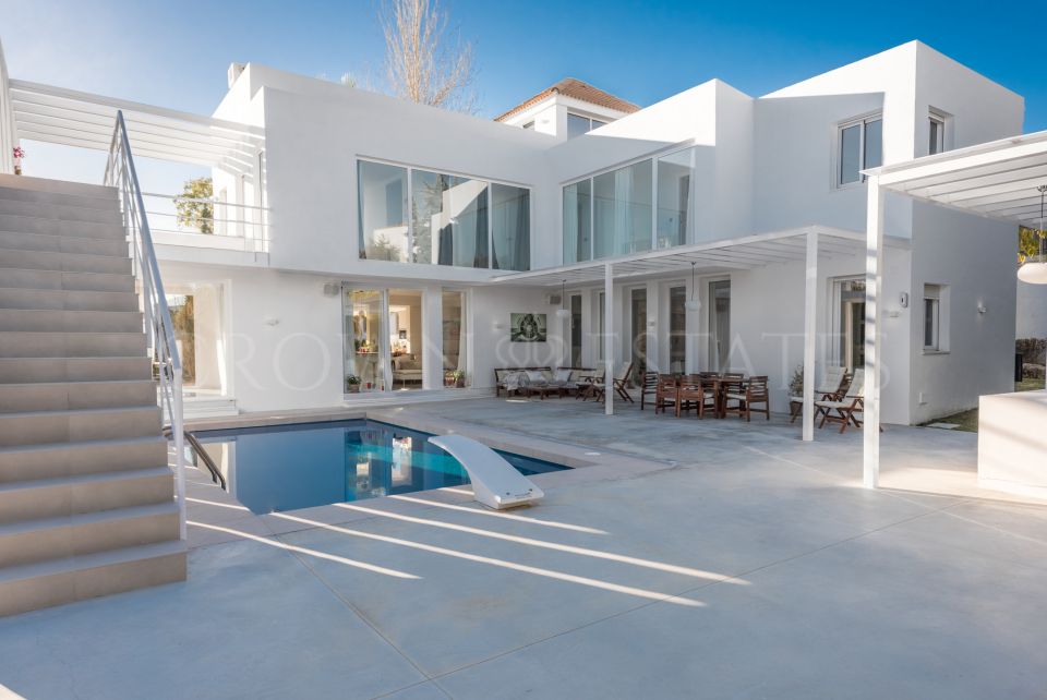 Stunning villa, located in the heart of the golf valley in Las Brisas, Nueva Andalucía