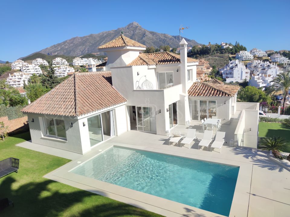 Immaculate villa in Los Naranjos Hill Club