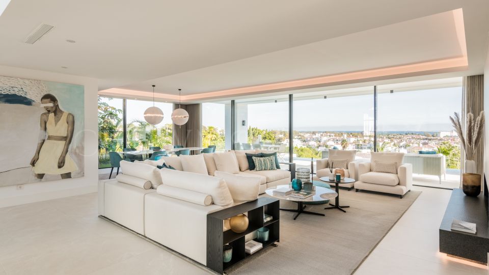 Villa for sale in El Paraiso, Estepona