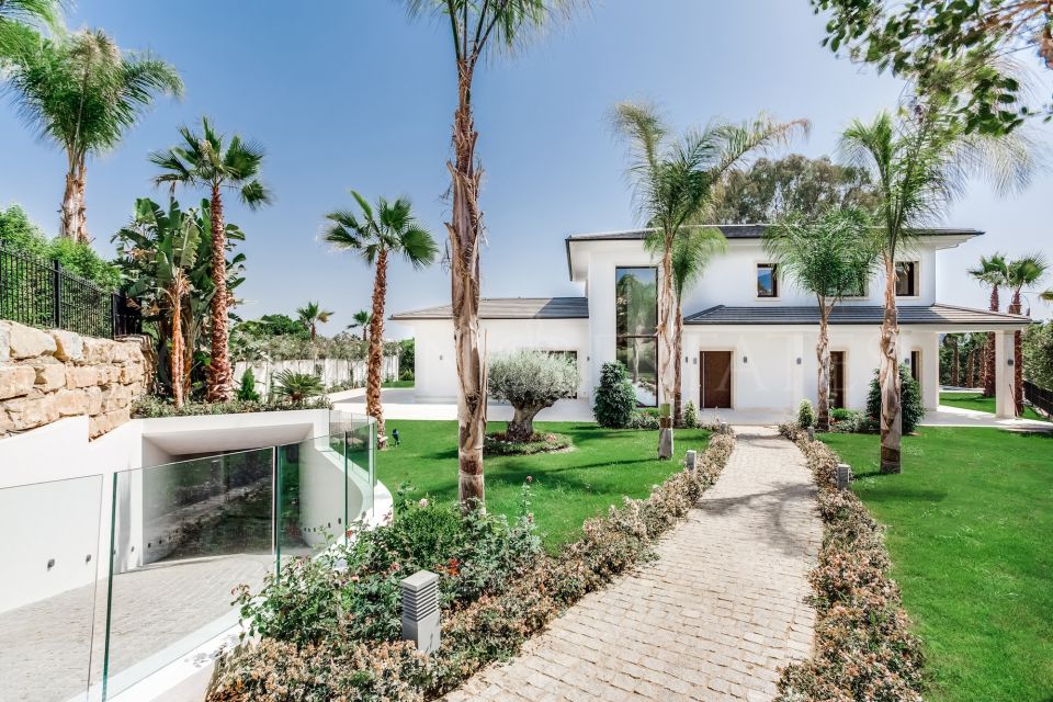 Villa for sale in Los Naranjos, Nueva Andalucia