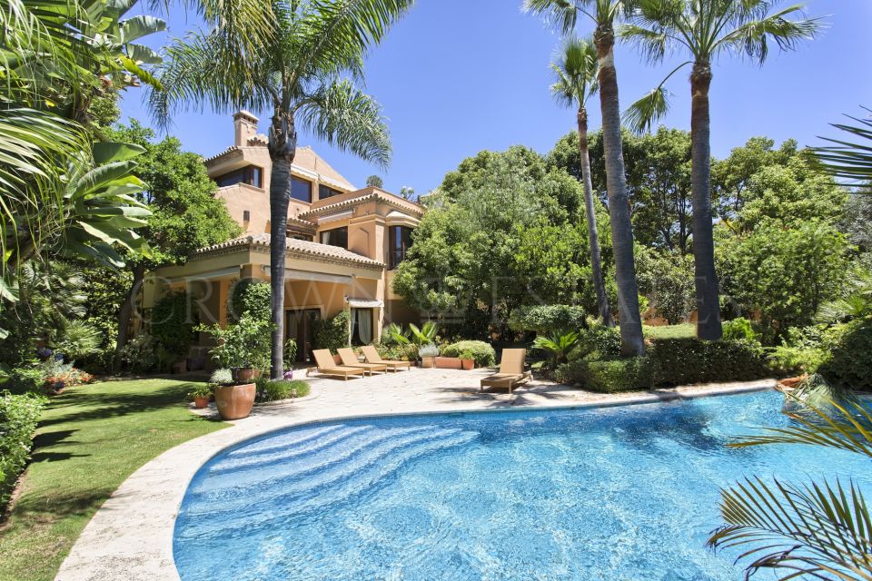 Villa for sale in Altos de Puente Romano, Marbella Golden Mile