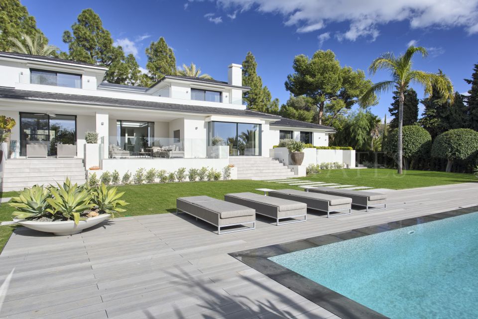 Villa for sale in Hacienda las Chapas, Marbella East