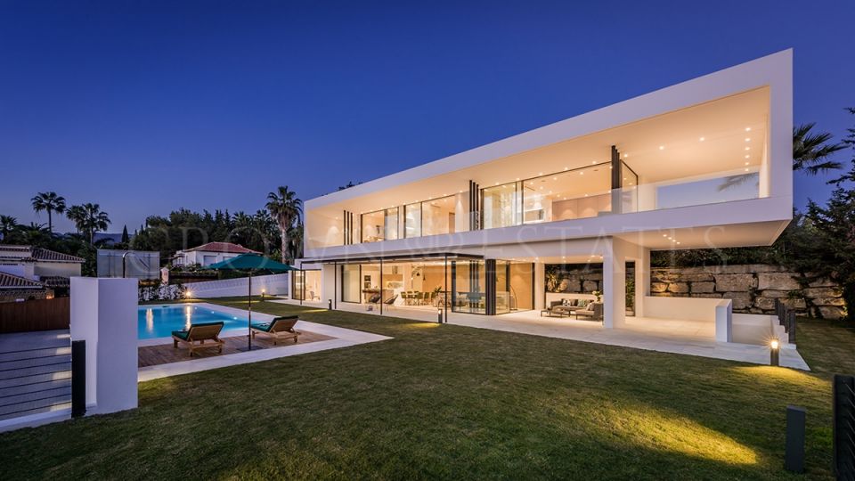 Villa for sale in Las Brisas, Nueva Andalucia