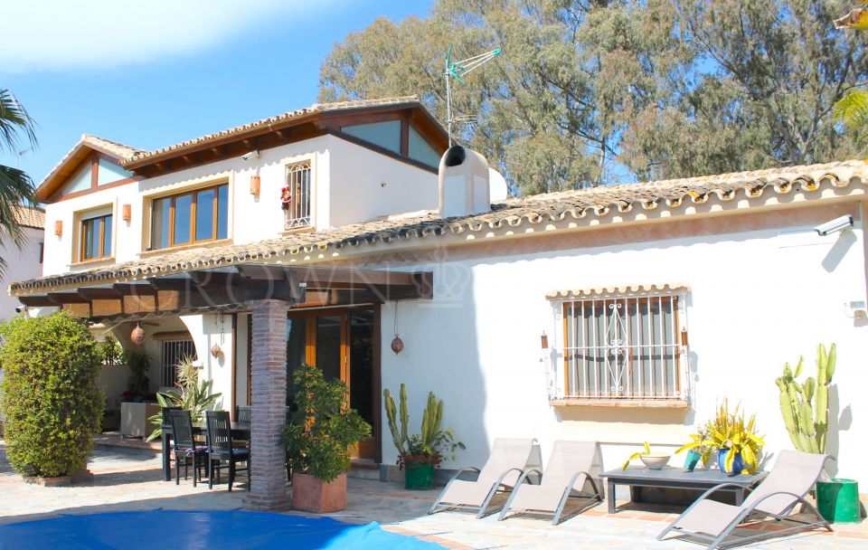 Villa for sale in El Saladillo, Estepona