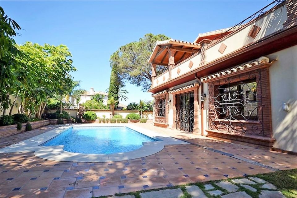 Villa for sale in El Presidente, Estepona